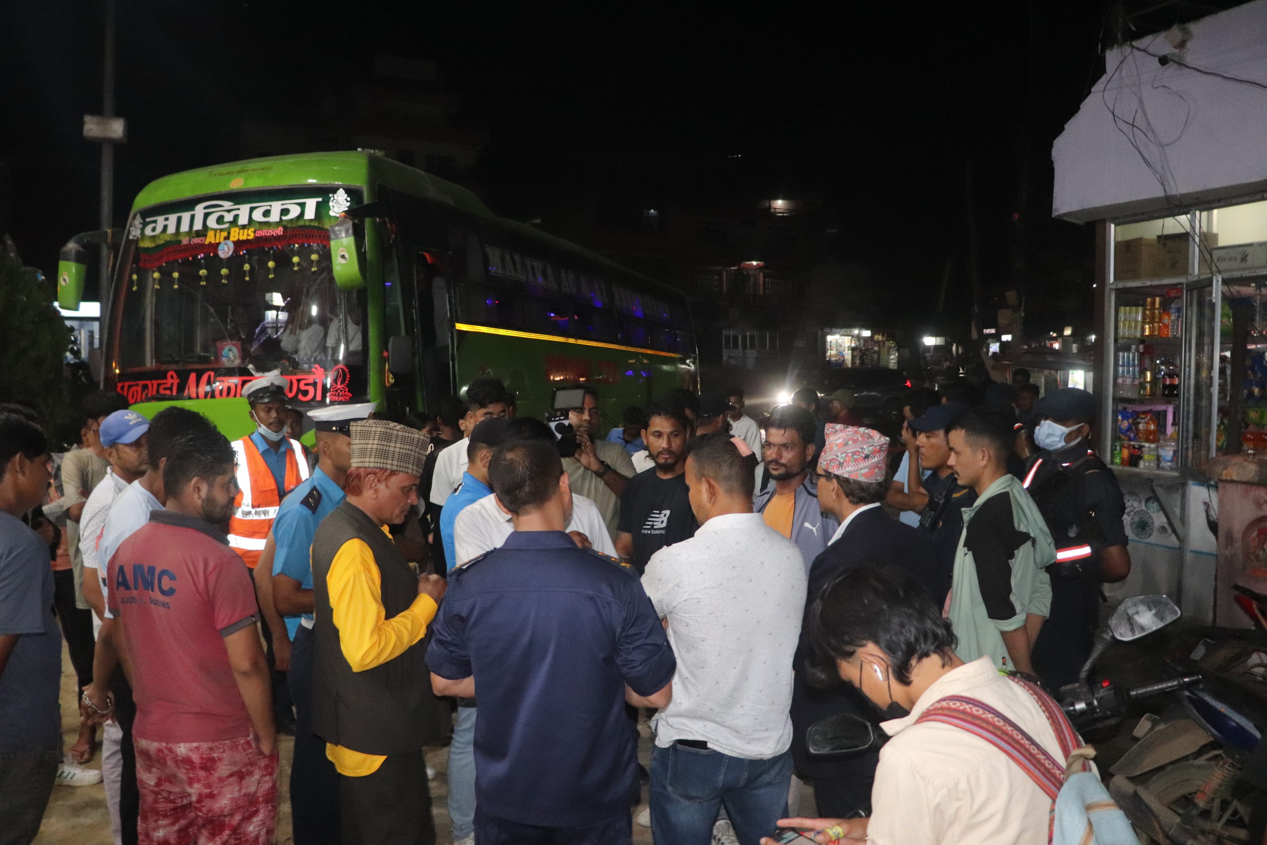 धादिङमा उपभोक्ताको गुनासोसँगै,बढी भाडा उठाउने,सवारी साधनमा अनुगमन २५ हजार जरिवाना (फोटो फिचर)